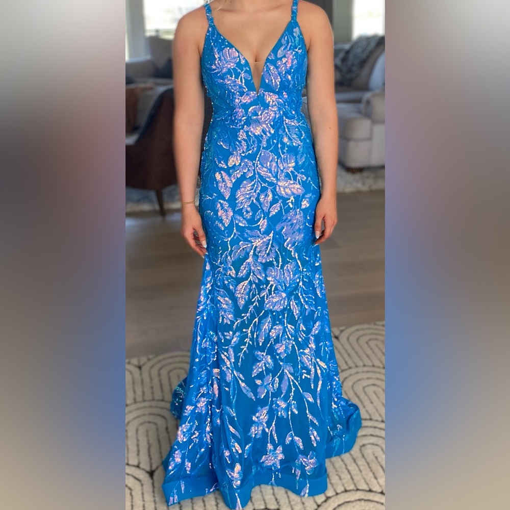 Ashley Lauren sz 0. Beautiful ocean colored beaded gown in perfect condition.